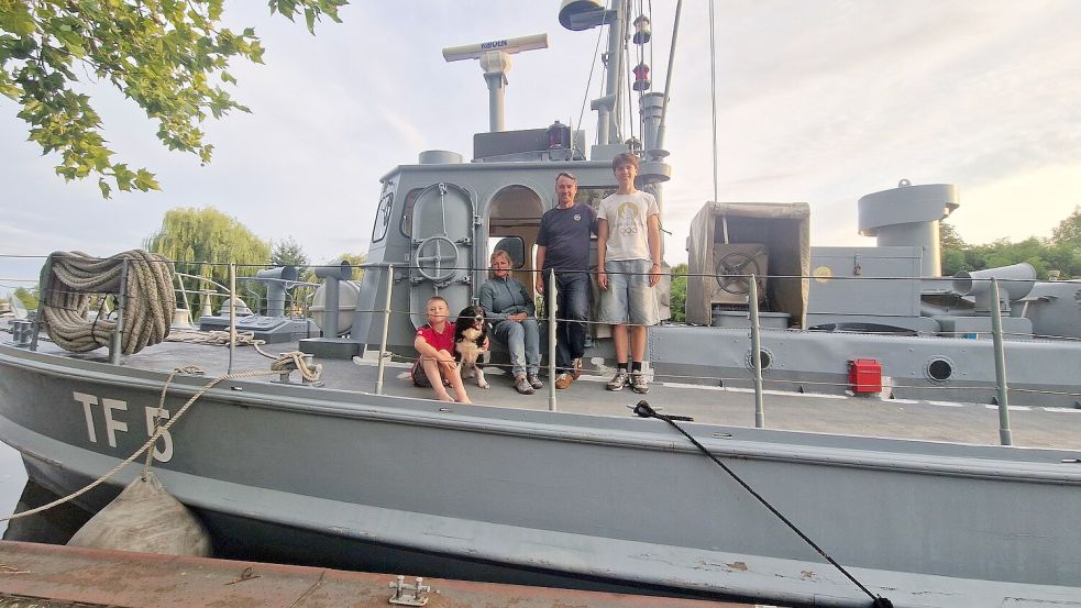 Die Familie Albrecht genießt die Urlaubszeit auf ihrem Marineschiff. Foto: Tatjana Gettkowski