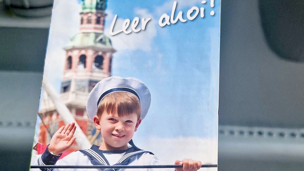 Mattias Albrecht ist auf einer Werbebroschüre des Stadtführervereins Leer zu sehen. Das Foto entstand vor einigen Jahren in Leer. Foto: Tatjana Gettkowski