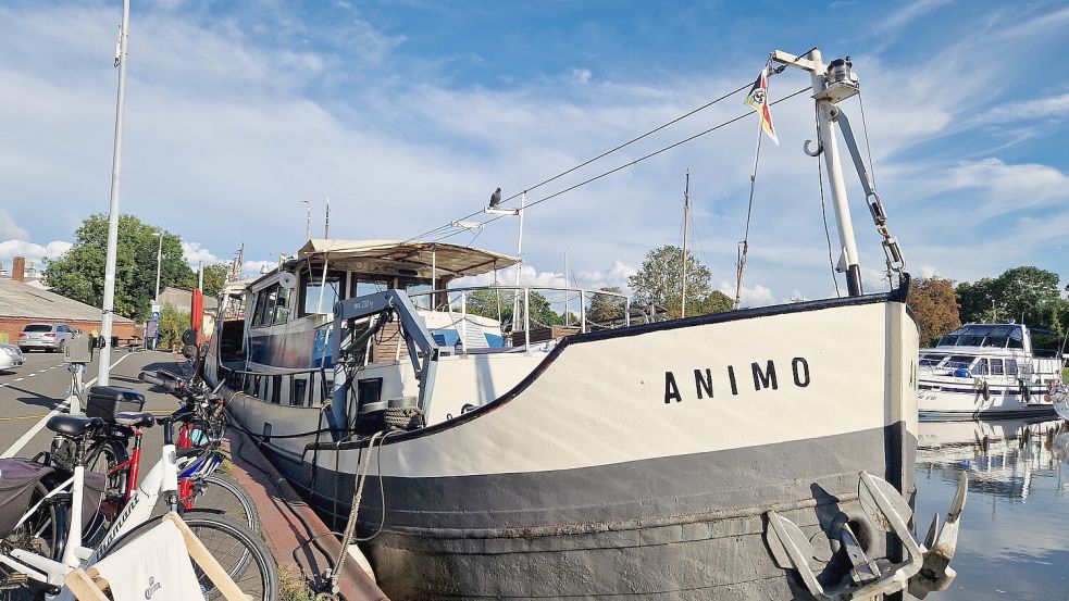 Das Marineschiff ist nicht die einzige Übernachtungsmöglichkeit für Gäste im Hafen von Weener. Auch die Animo von Hilmar und Catharina Bockhacker wird als schwimmende Ferienwohnung genutzt. Foto: Tatjana Gettkowski