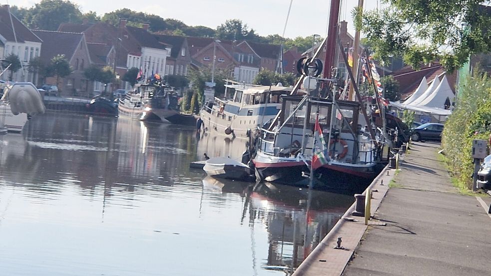 Der Hafen von Weener ist wegen seiner Traditionsschiffe so beliebt. Foto: Tatjana Gettkowski