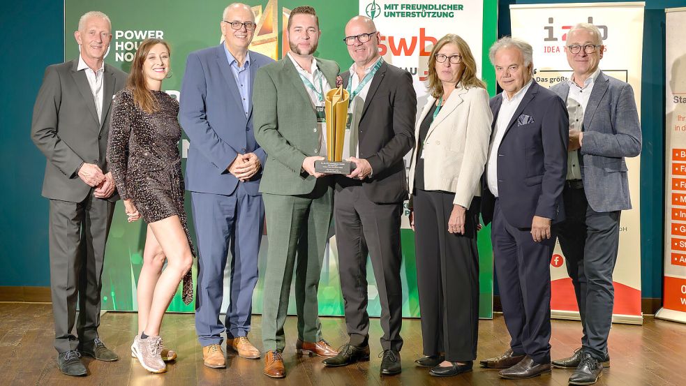 Gute Stimmung im Weserstadion: Moderatorin Annie Heger (zweite von links) mit den Preisträgern Markus Rossol (vierter von links) und Harald Rossol (fünfter von links) von BRM IT & Aerospace mit Sitz in Bremen und Hatten. Foto: Powerhouse Nord