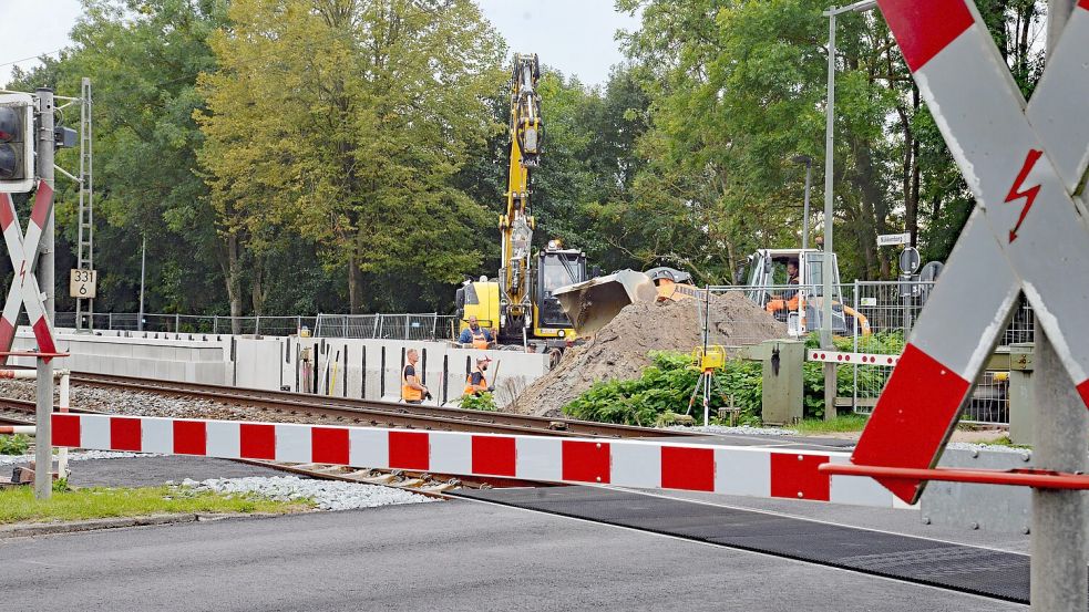 In Neermoor wird zurzeit an den Bahnsteigen auf beiden Seiten der Gleise gearbeitet. Foto: Karin Lüppen