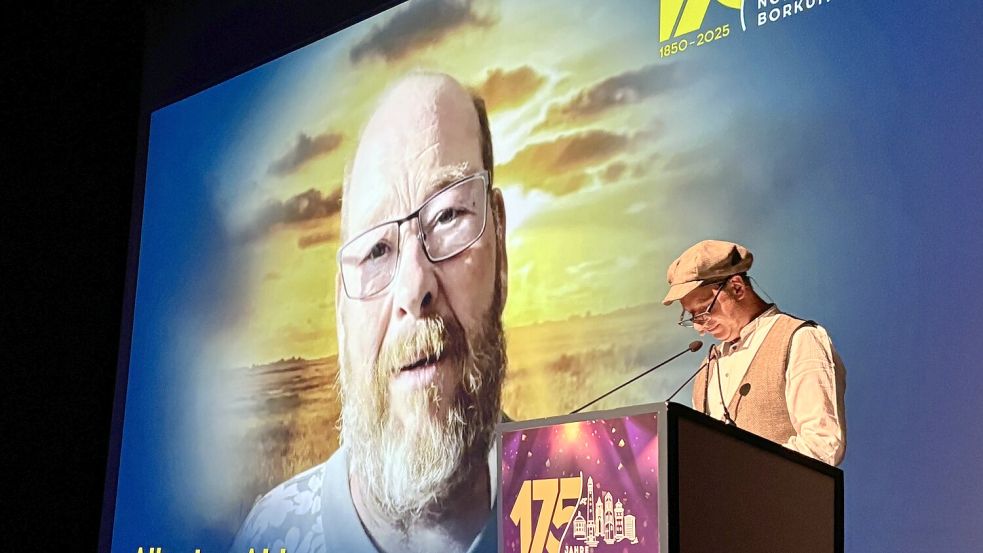 Inseloriginal Albertus Akkermann wurde für ein Interview mit Moderator Manuel Pietzner (vorne) „zugeschaltet“. Foto: Florian Ferber