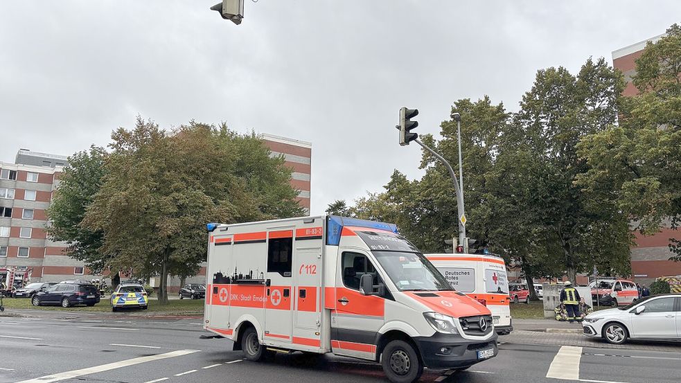 Die Petkumer Straße war in beide Richtungen gesperrt. Fotos: Lotta Groenendaal