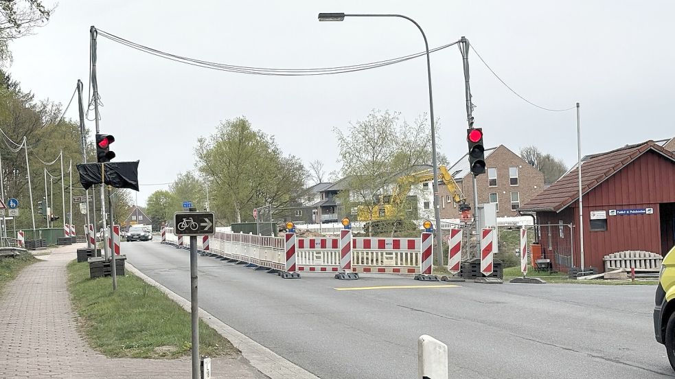 Dieses Foto ist im April 2025 entstanden. Zu diesem Zeitpunkt war eine Spur der Brücke und der Raiffeisenstraße gesperrt. Jetzt wird die Brücke komplett gesperrt. Foto: Lena Mimkes/Archiv