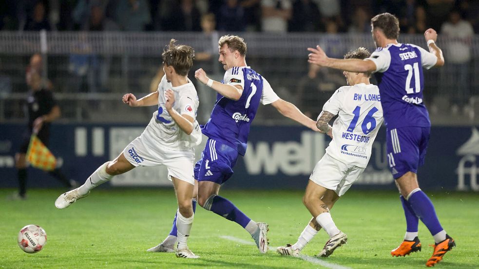 Nach einer verlängerten Ecke vollendet Felix Göttlicher zum 2:0. Tido Steffens (rechts) jubelt schon vorzeitig.