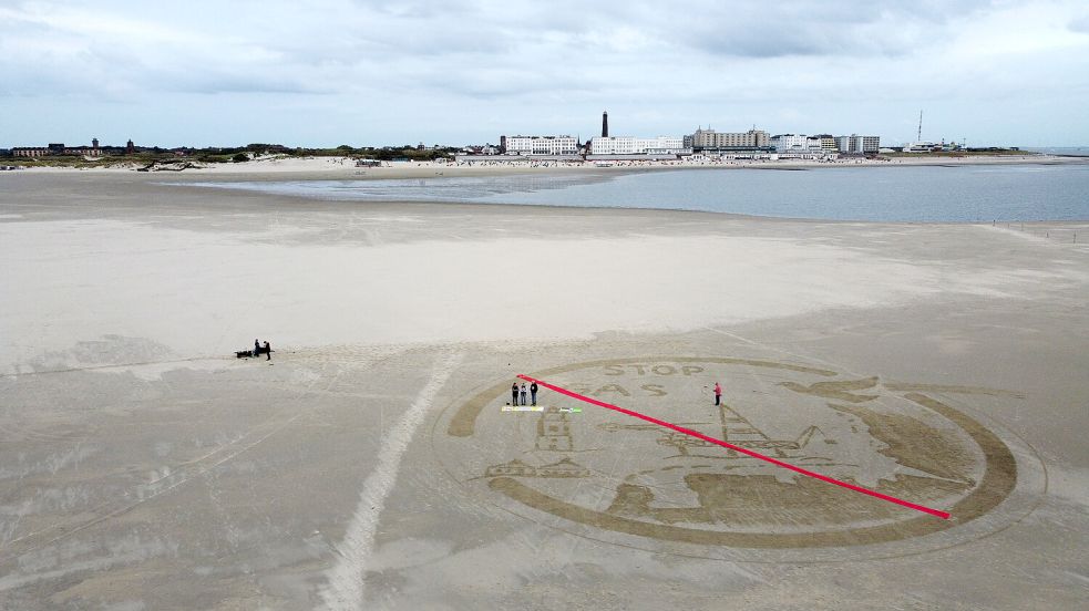 Am Borkumer Strand wurde einmal mehr gegen das Gasprojekt protestiert. Foto: Greenpeace