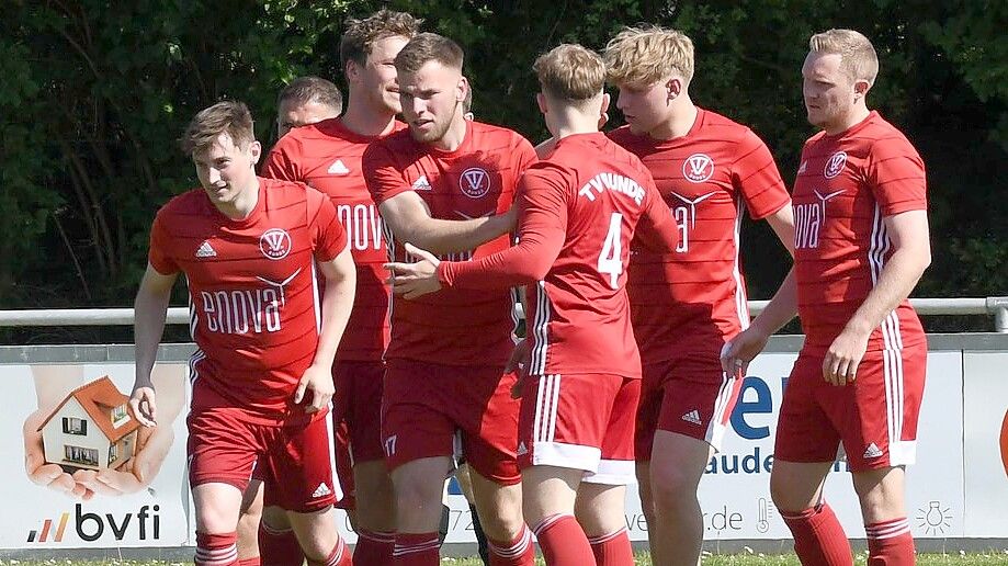 Bunde-Angreifer Daniel Hoppen (links) erzielte am Freitag sein erstes Saisontor. Archivfoto: Heiner Lohmann