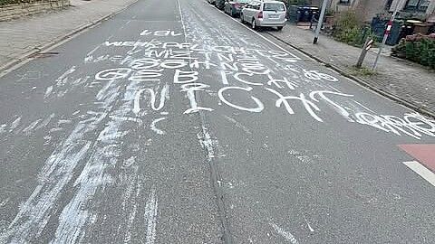 Unbekannte haben in der Nacht zu Samstag, 20. September 2025, zwei Straßen in der Dodesheide in Osnabrück mit Sprüchen und Symbolen beschmiert. Foto: Privat