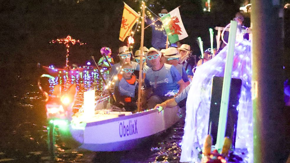 Bei Einbruch der Dunkelheit fuhren am Freitag zahlreiche bunt geschmückte Boote über den Emder Stadtgraben. Foto: Jens Doden