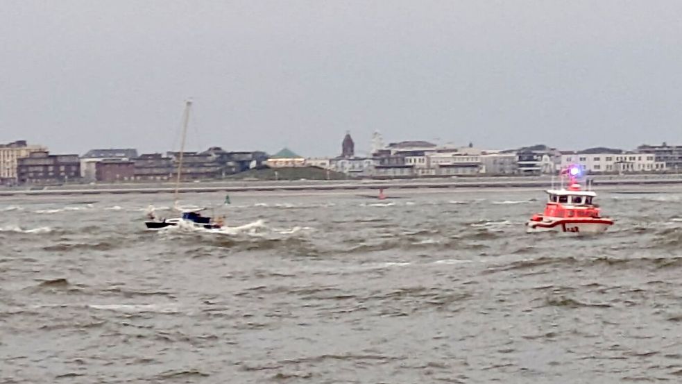 Mitten in der gefährlichen Brandungszone: Vor Norderney bringen die Seenotretter mit dem Seenotrettungsboot Woltera der DGzRS zwei Segler in letzter Minute in Sicherheit. Foto: Die Seenotretter – DGzRS