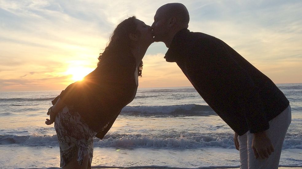 Aus Zärtlichkeiten am Strand wurde auf Wangerooge schnell mehr. Symbolfoto: Pixabay