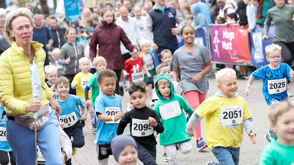 Auch hunderte Kindergartenkinder machten sich in der Leeraner Innenstadt auf den 1,1 Kilometer langen Weg. Foto: Jens Doden/Emden