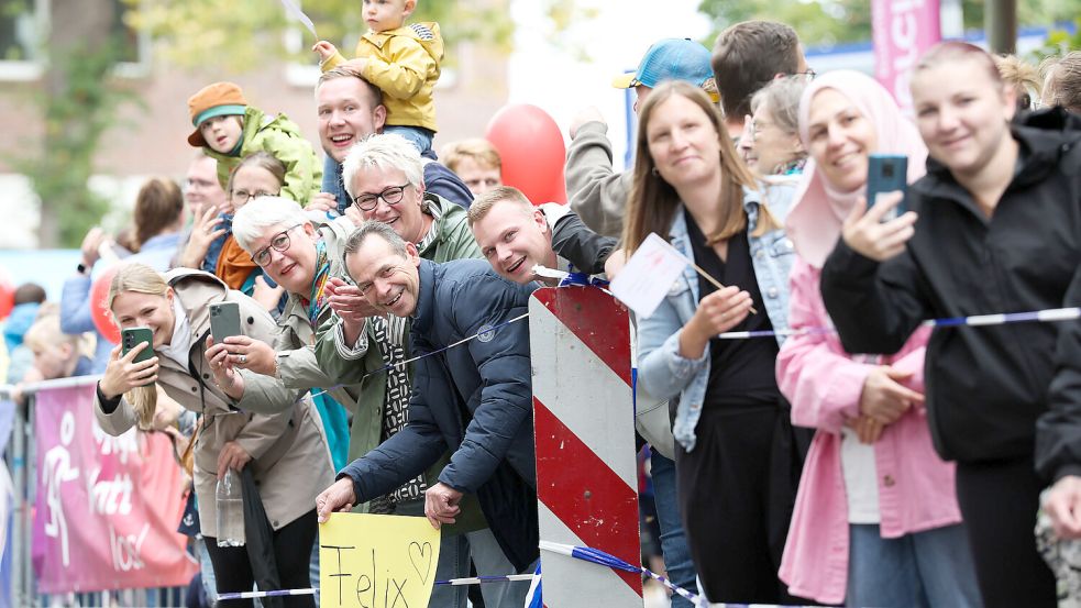 Zahlreiche Familienmitglieder und Freunde feuerten die fast 2300 Teilnehmer an. Foto: Jens Doden/Emden