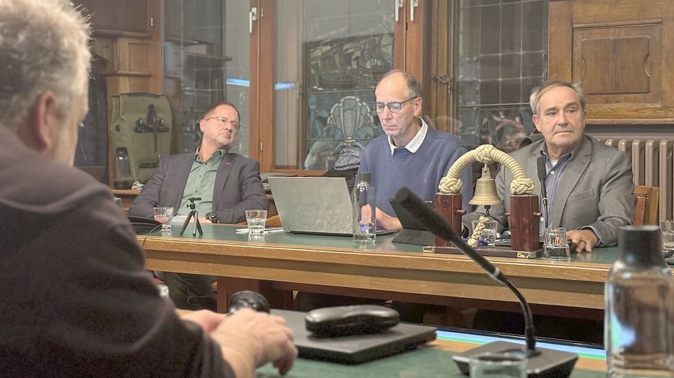 Ein Bild aus vergangenen Tagen: Hermann Gansel (rechts) wurde als Ratsvorsitzender abberufen. Foto: Florian Ferber/Archiv