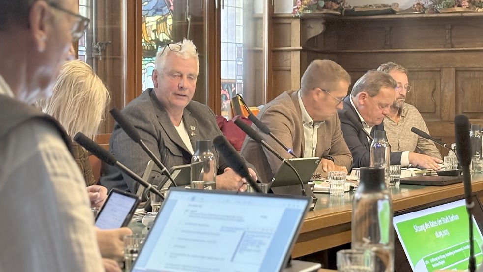 Peter de Buhr (Dritter von links) ist der neue Ratsvorsitzende. Foto: Florian Ferber