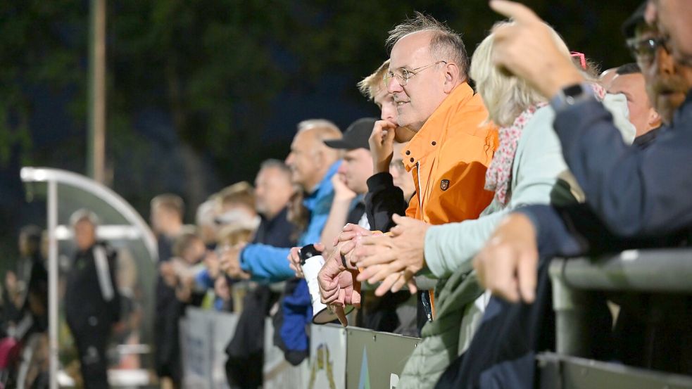 600 Zuschauer kamen Freitagabend ins Mühlenstadion. Foto: Jens Doden/ Blomberg