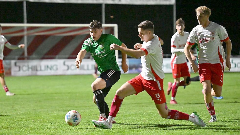 Dirk Frerichs (links) zeigte ein auffälliges Spiel. Großefehns Routinier Holger Wulff (rechts) erhielt von seinem Trainer ein Sonderlob für seine Leistung. Foto: Jens Doden/ Blomberg
