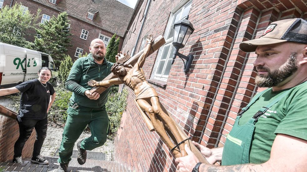 Die beiden Tim Koskowskis von den Entrümplungsprofis „Die Kossis“ in Dornum unterstützen Vanessa Minjets in diesem Jahr mit Möbeln und skurrilen Funden bei der Einrichtung des neuen Spukhauses. Foto: Klaus Ortgies