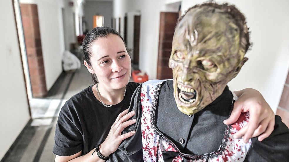 Gutes Personal ist schwer zu finden. Vanessa Minjets baut es sich darum für ihre Horrorattraktion kurzerhand meist selbst. Foto: Klaus Ortgies