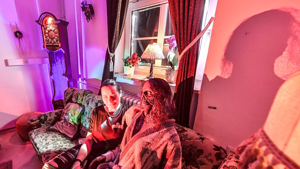 Gemütlichkeit in Eiche rustikal: Die eine Dame sitzt augenscheinlich schon etwas länger im gemütlichen Auricher Boutique-Hotel. Vanessa Minjets leistet ihr fürs Foto Gesellschaft. Foto: Klaus Ortgies