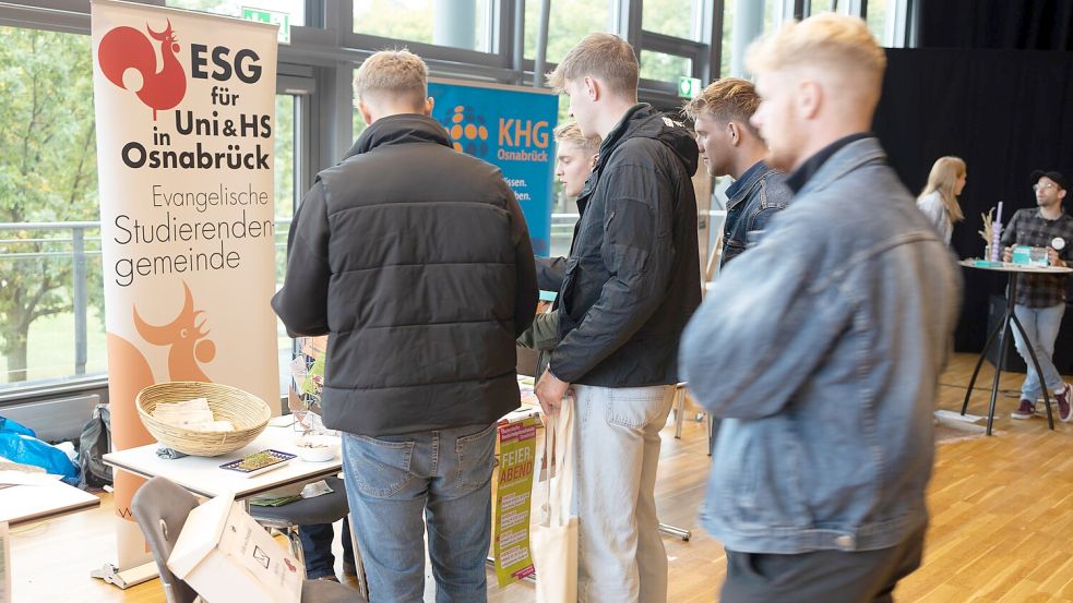 2600 jungen Männer und Frauen nehmen 2025 ein Studium am Standort Osnabrück der Hochschule auf. Sie wurden nicht nur offiziell begrüßt in der Osnabrückhalle, sondern konnten sich auch an diversen Ständen informieren. Foto: Marcel Bechtel / Neue Osnabrücker Zeitung