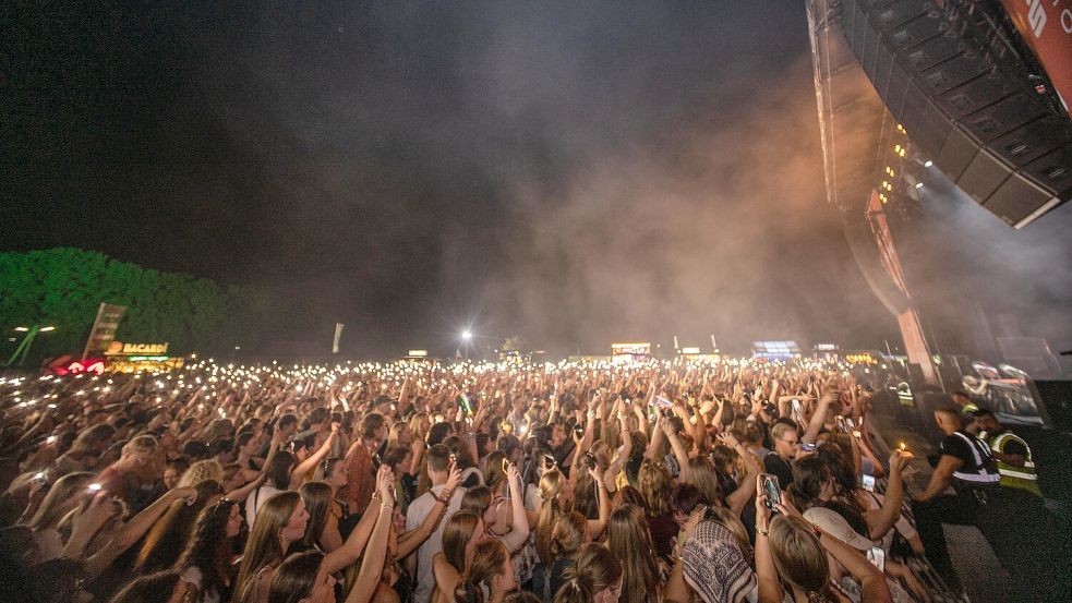 Zu den Auftritten der Headliner wurde es voll vor den Bühnen. Für einige Besucher zu voll. Foto: Lauren Rote