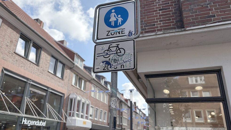 Kickers, wohin das Auge blickt: Auch Straßenschilder sind entsprechend beklebt. Foto: Stephanie Schuurman