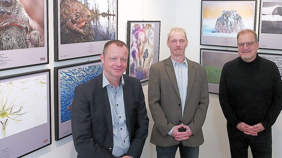 Freuen sich, dass die Ausstellung bald eröffnet: Marco Tuve (von links) von der Oldenburgischen Landesbank, Leiter des Heimatmuseums Oliver Freise und Günter Podlich, Vorsitzender des Heimatvereins Leer. Foto: Vera Vogt