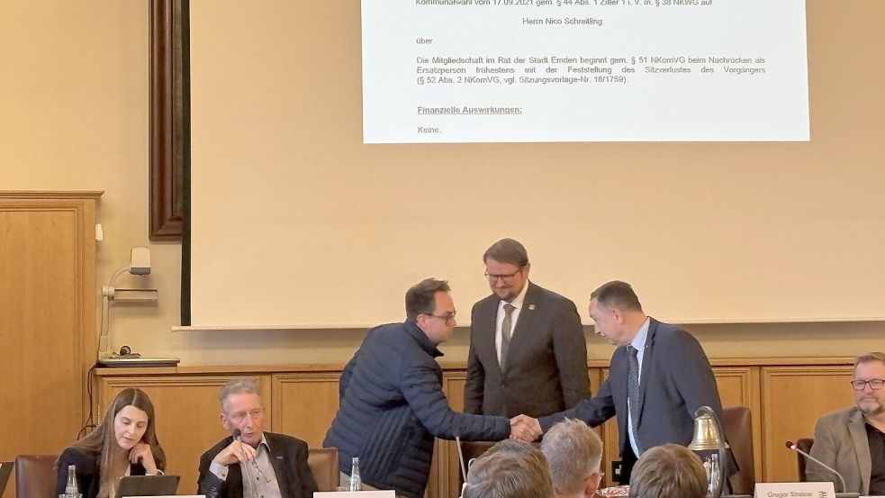 Aufgenommen in den Rat: Nico Schreitling (links). Ihm gratuliert der Ratsvorsitzende Gregor Strelow, dazwischen OB Tim Kruithoff. Foto: Stephanie Schuurman