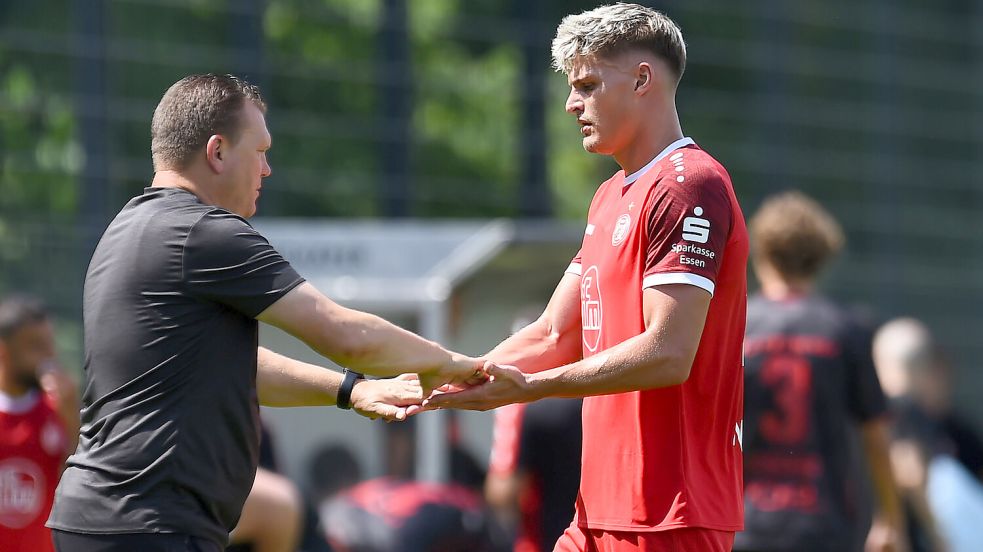 Trainer Uwe Koschinat ist guter Dinge, dass Marek Janssen in Essen noch durchstartet. Foto: Imago
