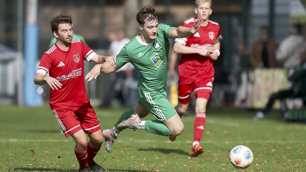 In der ersten Halbzeit geriet der SV Wallinghausen ins Straucheln. Doch nach einer starken zweiten Halbzeit siegte der SVW noch gegen TuRa 07. Foto: Jens Doden/ Emden