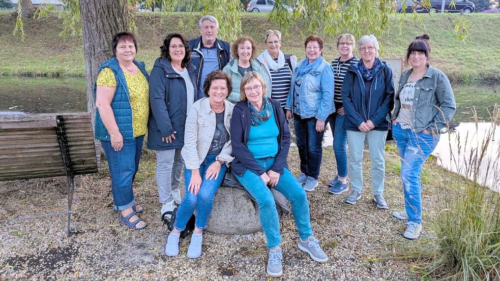 Ein Erinnerungsfoto der letzten gemeinsamen Radtour mit dem Team (von links): Bärbel Vierkötter, Anita Baumann, Klaas Uphoff, Grete Assing, Britta Uphoff, Gertrud Sann, Jutta Hüller, Marga Bruns, Heidi Hirthe, Monika Martens, Sabrina Eichmann. Es fehlt Sigrid Behrends. Foto: Privat