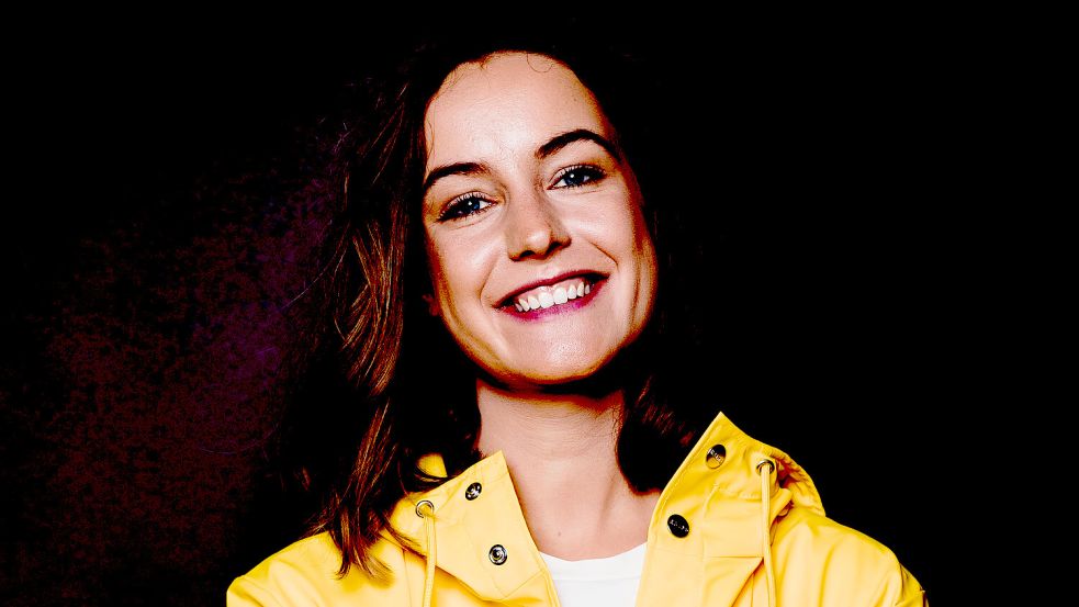 Autorin Sylvie Gühmann führt mit ihrem „Fettnäpfchenführer Ostfriesland“ humorvoll und charmant durch die Besonderheiten ihrer Heimat. Foto: GeraNova Bruckmann Verlagshaus GmbH