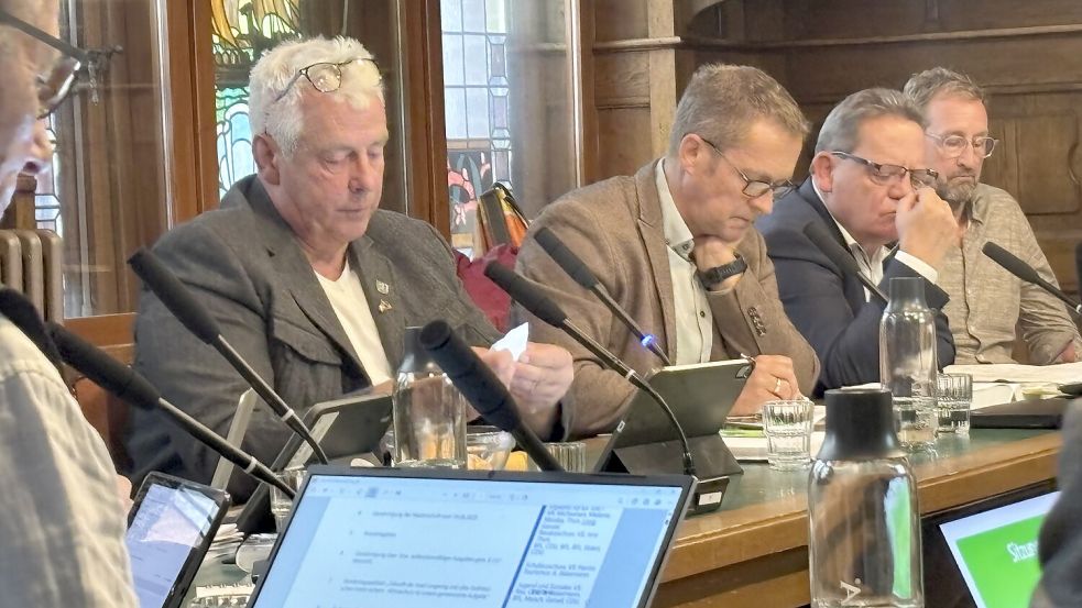 Der neue Ratsvorsitzende Peter de Buhr (Zweiter von links) war gleich als „Losfee“ im Einsatz. Foto: Florian Ferber