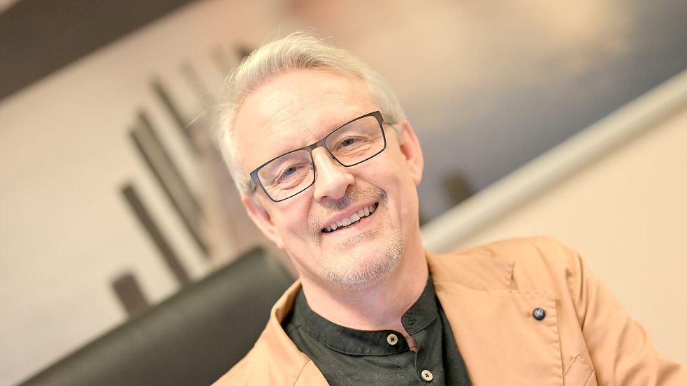 Dr. Arndt Grupe ist Neurologe und betreibt eine Praxis in Hinte. Dort hat er es eigentlich vor allem mit Schmerzpatienten zu tun, bietet „nebenbei“ aber auch ästhetische Botox-Behandlungen an. Foto: Klaus Ortgies