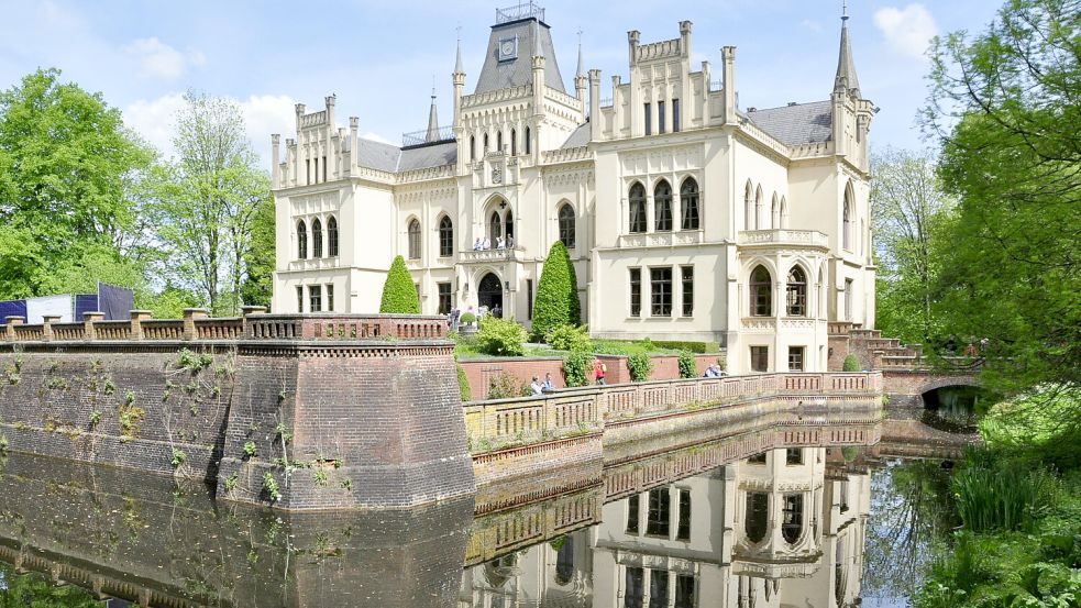 Die Evenburg und der dazugehörige Park sind ein beliebtes Ausflugsziel. Foto: Klaus Ortgies/Archiv