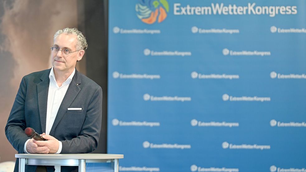 Frank Böttcher, Vorsitzender der Deutschen Meteorologischen Gesellschaft (DMG), steht auf dem 15. Extremwetterkongress in der Hafencity Universität Hamburg. Foto: David Hammersen/dpa