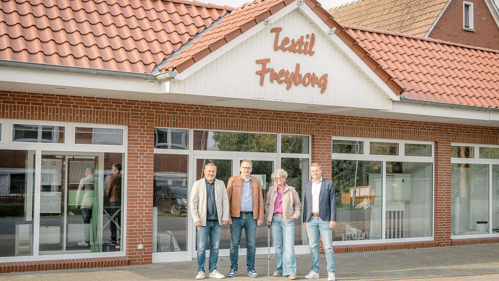Marcus Jonashoff (Bünting Unternehmensentwicklung, von links), Uwe Sap (Bürgermeister Gemeinde Bunde), Petra Freyborg-Veenhuis (Eigentümerin) und Luca Hauwen (Bünting Expansion) haben das Projekt besiegelt. Foto: Bünting Unternehmensgruppe