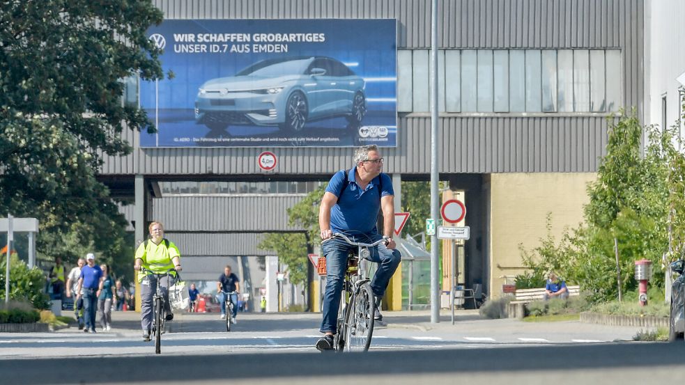 Schlechte Nachrichten für VW Emden: Die Mitarbeiter müssen mit ihren Arbeitszeitkonten unter Umständen ins Minus gehen oder vom Urlaub abknapsen. Foto: Klaus Ortgies/Archiv