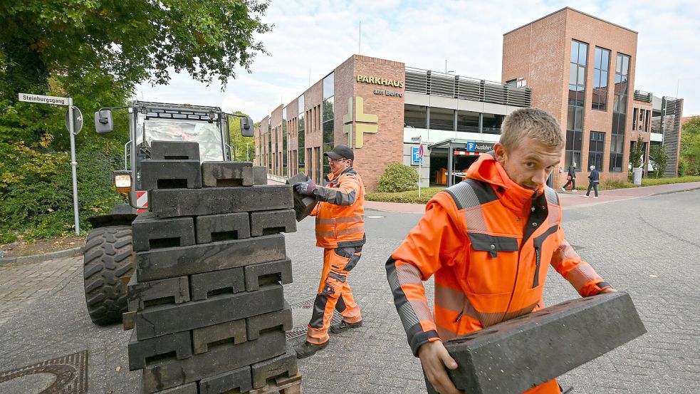 Kraftakt beim Aufbau der Zäune: das Gewicht der Standfüße hat es in sich. Foto: Klaus Ortgies