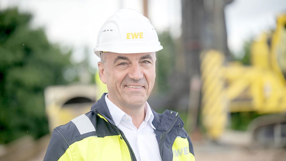 Weniger Gewinn, steigende Investitionen: EWE-Chef Stefan Dohler, hier auf dem Baugrund der Wasserstoff-Produktionsanlage in Emden. Foto: Sina Schuldt/dpa/Archiv