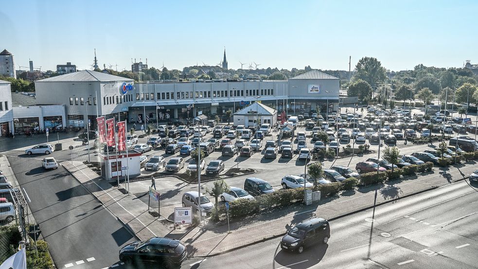 Die Neueröffnung des Westcenters lockte am Mittwoch, 1. Oktober 2025, viele Kundinnen und Kunden an. Der Parkplatz war voll. Foto: Klaus Ortgies
