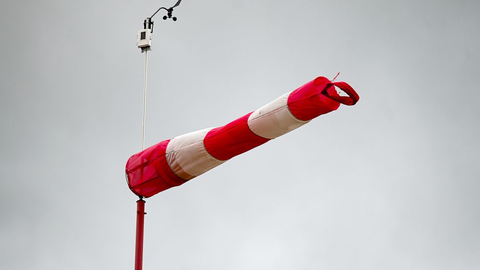 Ein Windsack weht im Sturm: Am Sonnabend und Sonntag erwartet Ostfriesland einen kräftigen Wind. Foto: Marius Bulling/dpa