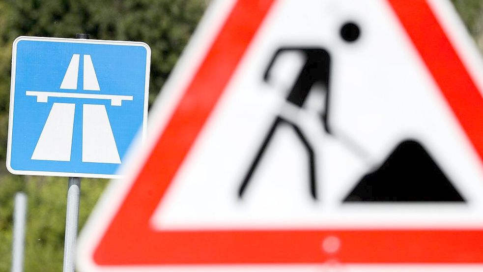 Auf zahlreichen Straßen in Ostfriesland wird im Oktober gebaut. Foto: Jan Woitas/dpa