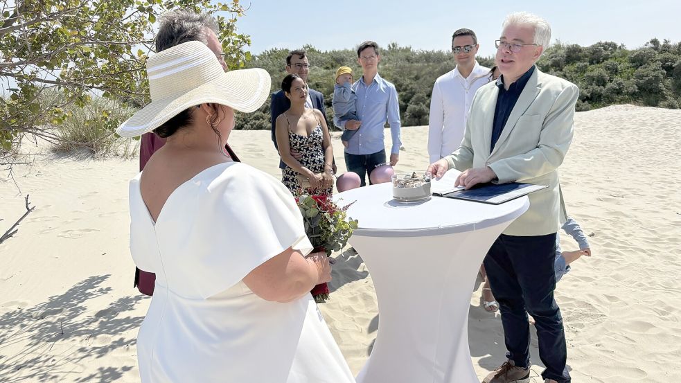 Auch für Borkums Standesbeamten Olaf Byl (rechts) eine Premiere: die erste Trauung im „Strandesamt“ im Juni. Foto: Florian Ferber