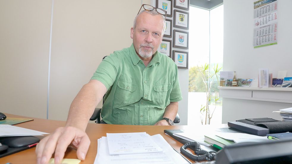 Wird im nächsten Jahr nicht erneut als Kandidat bei der Bürgermeisterwahl in Hinte antreten: der amtierende Bürgermeister Uwe Redenius (parteilos). Foto: Claus Hock/Archiv