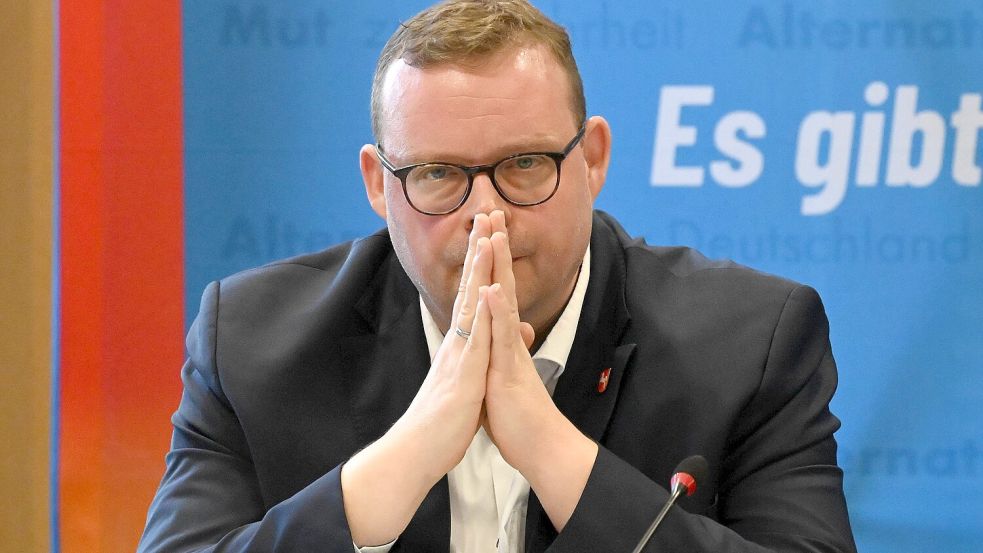 30.09.2025, Niedersachsen, Hannover: Ansgar Schledde, stellvertretender Vorsitzender der AfD-Fraktion, schaut nach vorn während einer Pressekonferenz der AfD Niedersachsen. Die AfD will durch einen Untersuchungsausschuss unter anderem aufklären, ob es in dem Fall um den Tod der jungen Frau, die mutmaßlich von einem abgelehnten Asylbewerber vor einen durchfahrenden Zug gestoßen worden war, Fälle von Behördenversagen gibt. Foto: Shireen Broszies/dpa +++ dpa-Bildfunk +++ Foto: Shireen Broszies