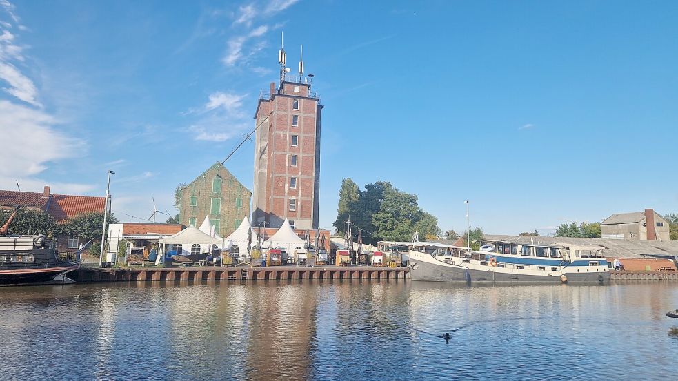 Das Lokal „Hafen 55“ hat sich nicht nur kulinarisch, sondern auch kulturell zu einem wichtigen Treffpunkt in Weener entwickelt, der Einheimische und Ausflügler anzieht. Foto: Tatjana Gettkowski