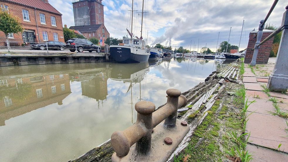Auch die Neugestaltung der Spundwandabdeckung am Hafen steht auf der Agenda. Soll das Geländer erhalten bleiben oder weichen? Auch das ist eine Frage, die in der Stadt kontrovers diskutiert wird. Foto: Tatjana Gettkowski